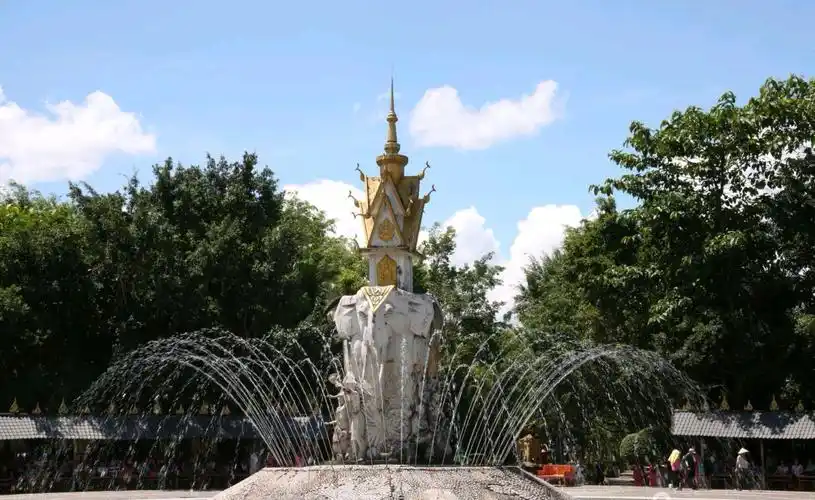 傣族园的泼水广场,再现傣族泼水节的盛况.