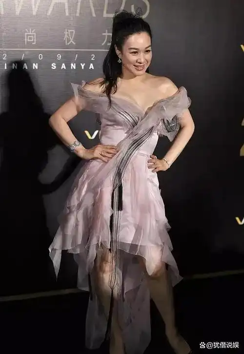 钟丽缇生图感叹差距好大!身材并不好,老了裙开叉这么高太不优雅