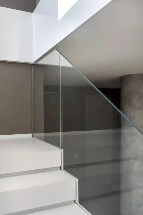 玻璃质感现代质感的顶层公寓玻璃扶手让楼梯整个变透明