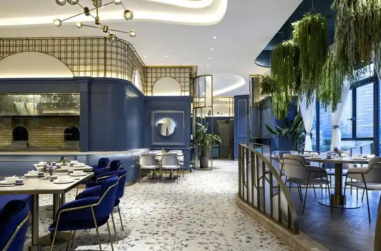 用餐区实景:餐厅空间地面充斥着多边形的彩色水磨石砖,于在环境形成极