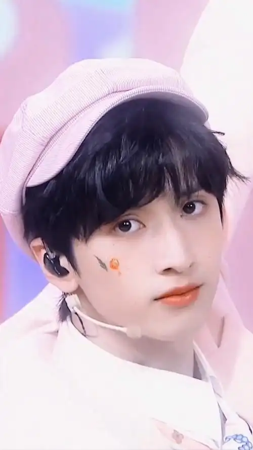 严浩翔#严浩翔:欧式双眼皮,大长腿,高鼻梁,妥妥的贵公子