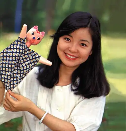 1995年,邓丽君泰国离奇死亡,身边无一亲人,死前痛苦喊"妈妈"