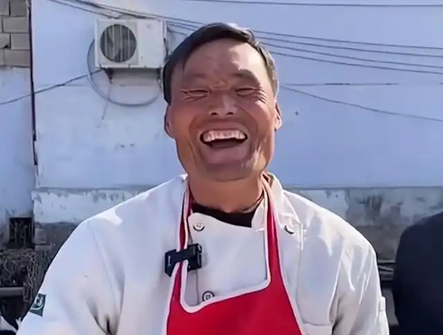 "拉面哥"走红,从农民到百万粉丝,他的成名撕开了人性的遮羞布