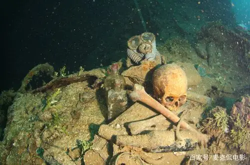 小伙潜水时,无意发现一片小日本的军舰墓地,小伙准备一探究竟