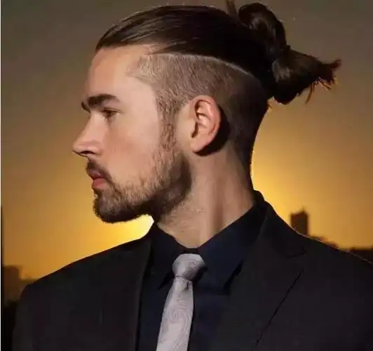 undercut发型怎么剪最帅剃两侧扎小辫清爽帅气