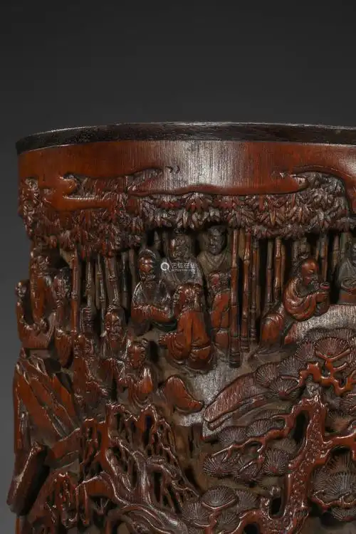 清代木雕人物笔筒