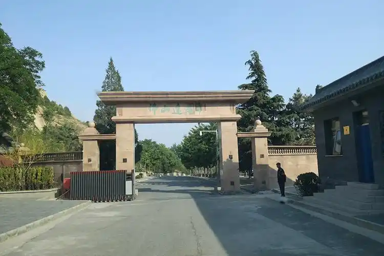 北京昌平区佛山灵园在明十三陵什么位置?陵园现在有看墓专车吗?