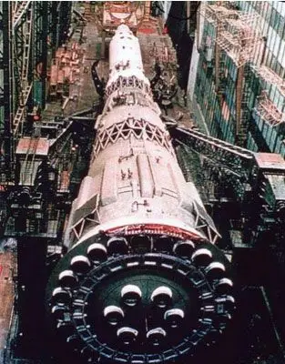 【图1】n-1火箭在组装车间