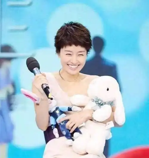 马伊琍离婚后首现身,短发精干利索,网友:温柔又知性太美了_网易订阅