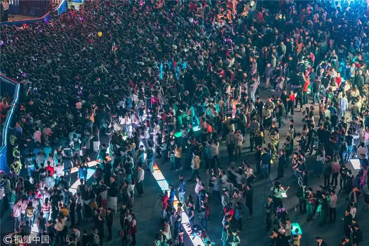 2018广州国际灯光节开幕 现场人山人海