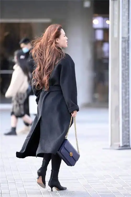 黑色尖头细跟短靴,真皮和布面拼接的设计,搭配黑色紧身裤|短靴|细跟