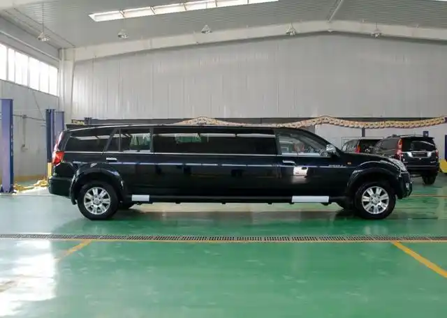国产第一款加长礼宾车,霸气要价30万!如今丢在路边,无人问津?