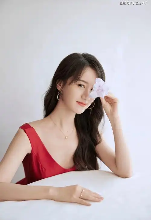 袁冰妍大红礼服甜美笑容写真