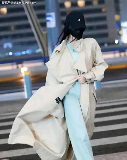 刘诗诗化身英俊少年一席卡其色超长风衣头戴棒球帽诗爷来了