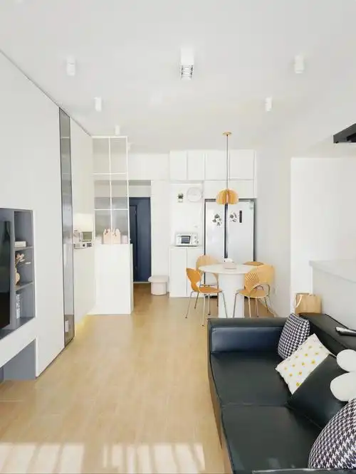 70平小户型客餐厅装修半开放厨房黑白原木