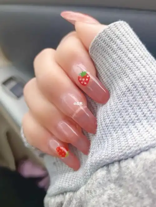 透粉草莓美甲
