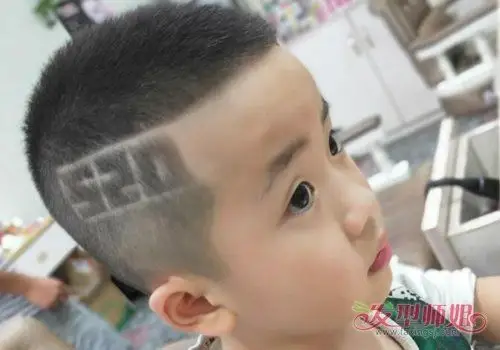 小男孩梳平头清爽又帅气 2019男童刻痕平头短发hin时髦(3)_发型师姐