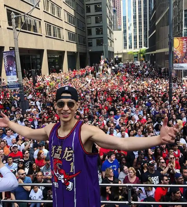 林书豪在nba总冠军猛龙夺冠庆典上,他胸前是汉字"猛龙".