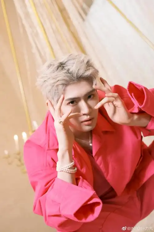 力丸粉色套装九宫格大片