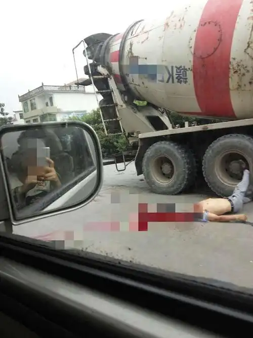 突发事件男子人头分离摩托车与泥罐车发生碰撞现场惨不忍睹