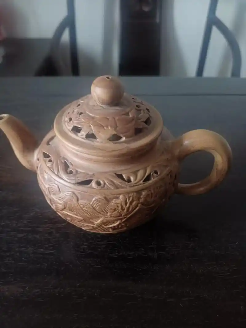 大周浮雕.这是个年代很久远的紫砂壶,镂空雕工艺.雕工简洁古拙 - 抖音