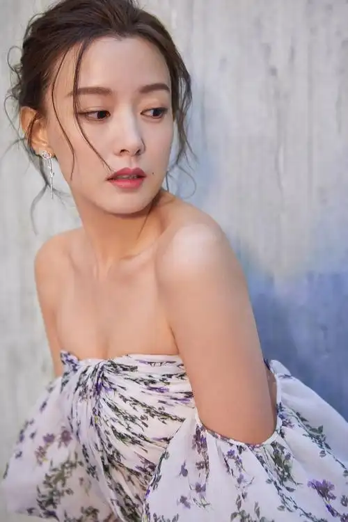 6 周奇奇时尚写真曝光  长裙翩然撩动清新夏日