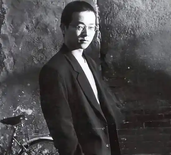 俩人常年分居,缺少沟通,窦唯多次给王菲打电话,对方不是在打牌就是在