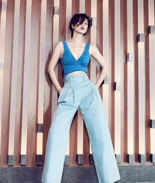 风情万种的余男,惊艳的身材,性感的嘴唇,太令人着迷了_美女_内衣_写真