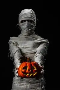 取景器,目标图形万圣节服装派对:恐怖,瘦骨嶙峋,裹着绷带的木乃伊在