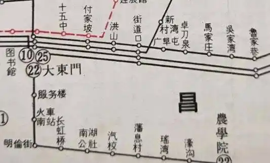 开往华农的22路,站在车厢里就能看见飞机起落滑行