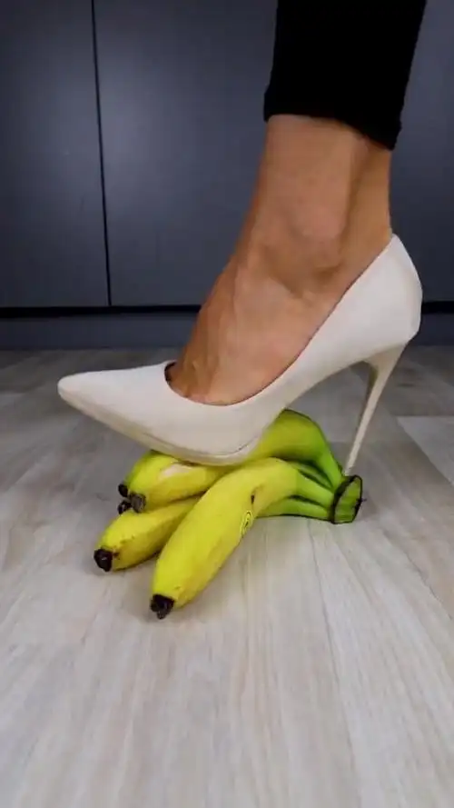 小姨子穿高跟鞋踩香蕉,男人看完身体一紧.