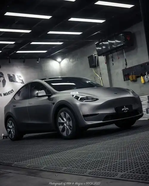 特斯拉modelyamg山灰