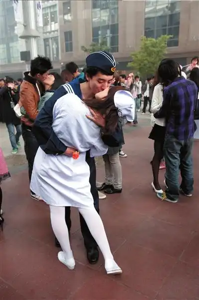 千人接吻大赛雇百余学生参赛 佣金25-50元(图)-搜狐新闻