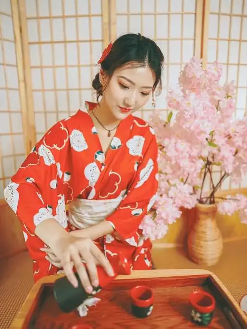 女子穿和服在南京鸡鸣寺樱花下拍照有路人拍下报警