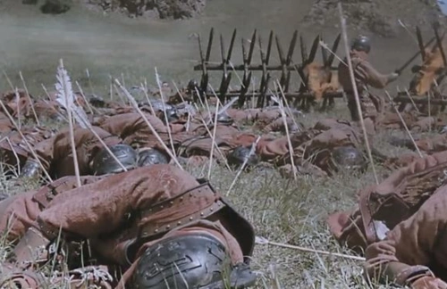 古代打仗,士兵与其冲锋丧命,为何不直接倒地装死?