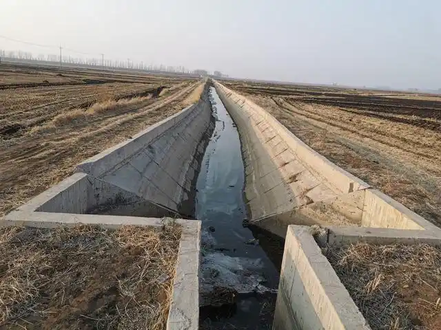 新式的农田灌溉水渠
