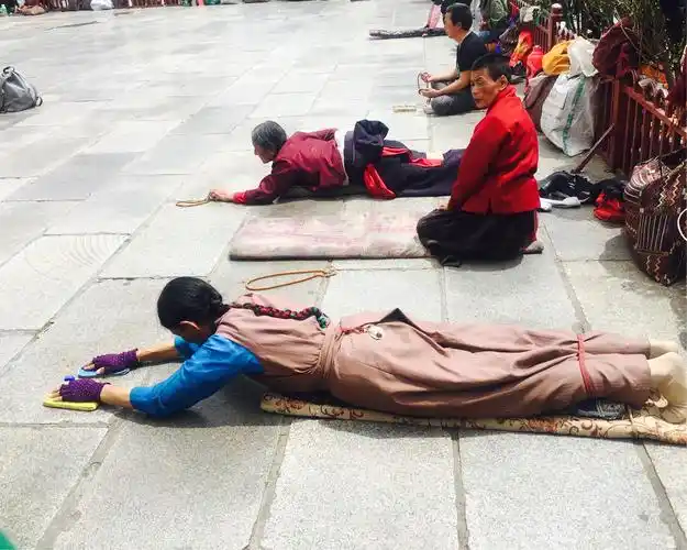 大昭寺前磕长头朝拜的信徒们.