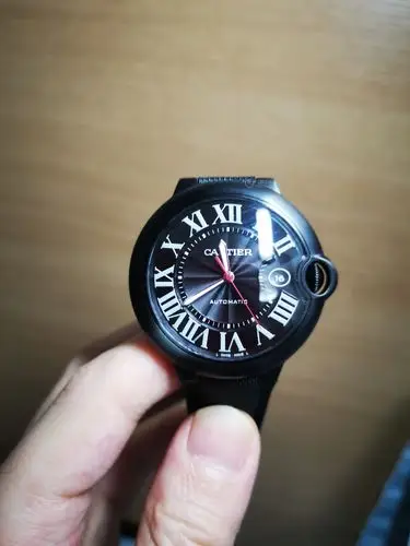 蓝宝石玻璃通透性在光下还好,日常反光严重.