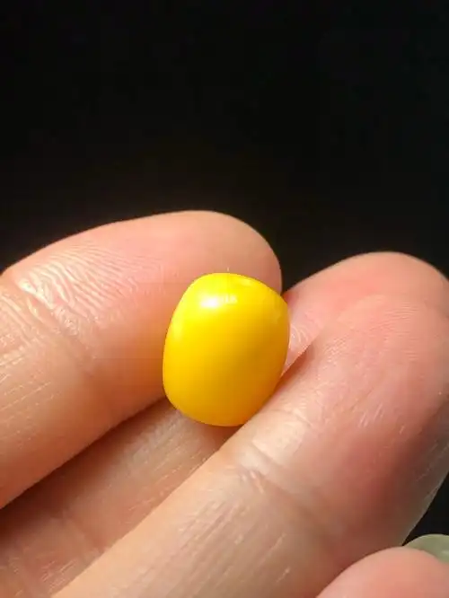 自然氧化3年多的一颗奶白色蜜蜡珠子