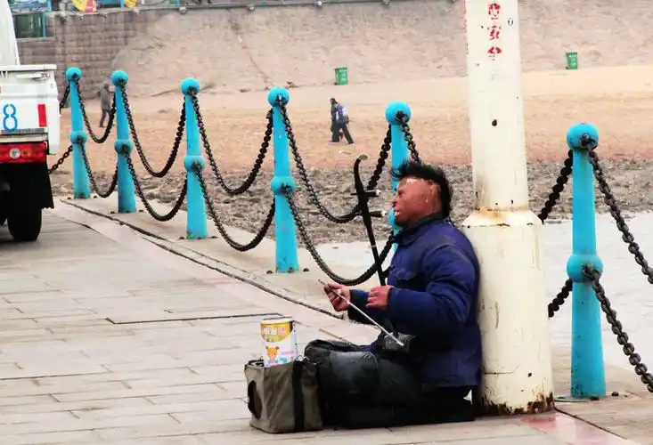 春节期间青岛栈桥的卖唱人