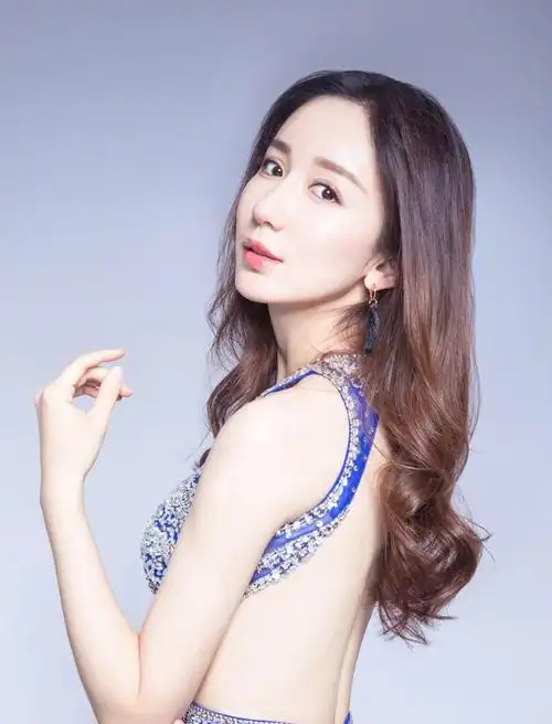 野蛮泼辣的御姐"胡一菲"生日,显露性感好身材