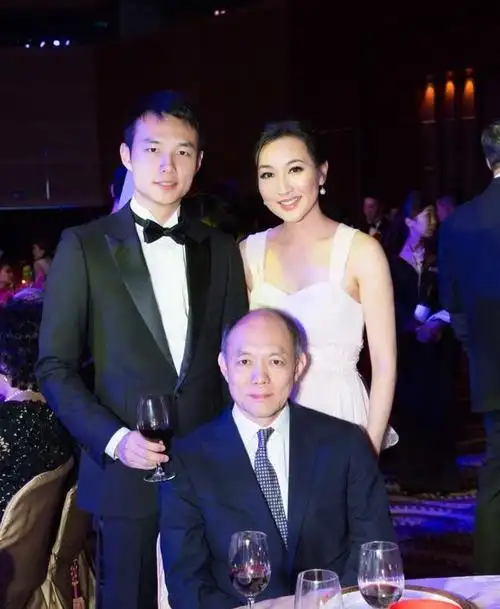 霍启刚堂弟霍启文新恋情曝光,女方身价不输郭晶晶,合影超甜蜜