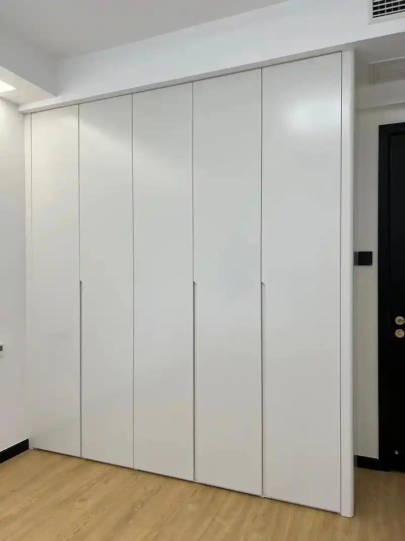 衣柜烤漆柜门免拉手一门到顶的效果真好看!