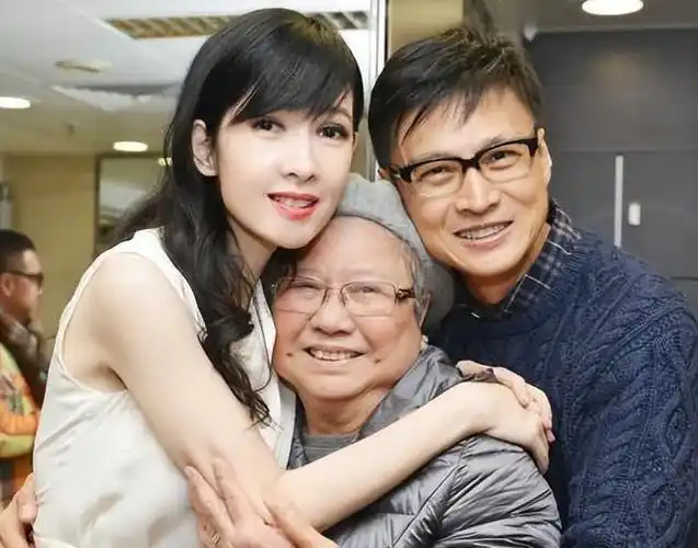 周慧敏和老公出席晚宴,60岁倪震秃头苍老,变成沧桑