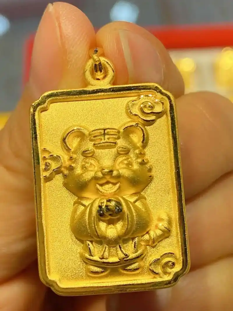 黄金吊坠 虎是平安吉祥的象征,守护福气,护来财运,足金虎牌 - 抖音