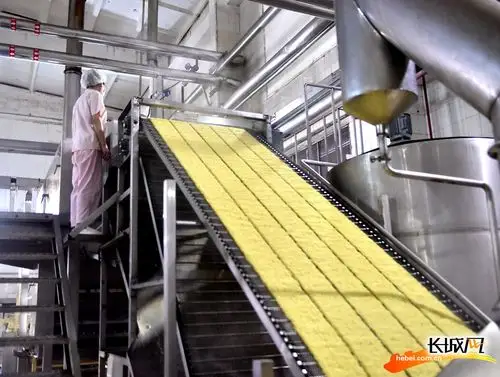 今麦郎集团袋装方便面车间员工在生产线上忙碌.