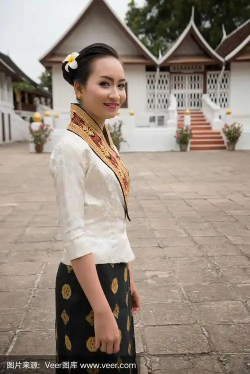 美丽的老挝妇女在传统服装