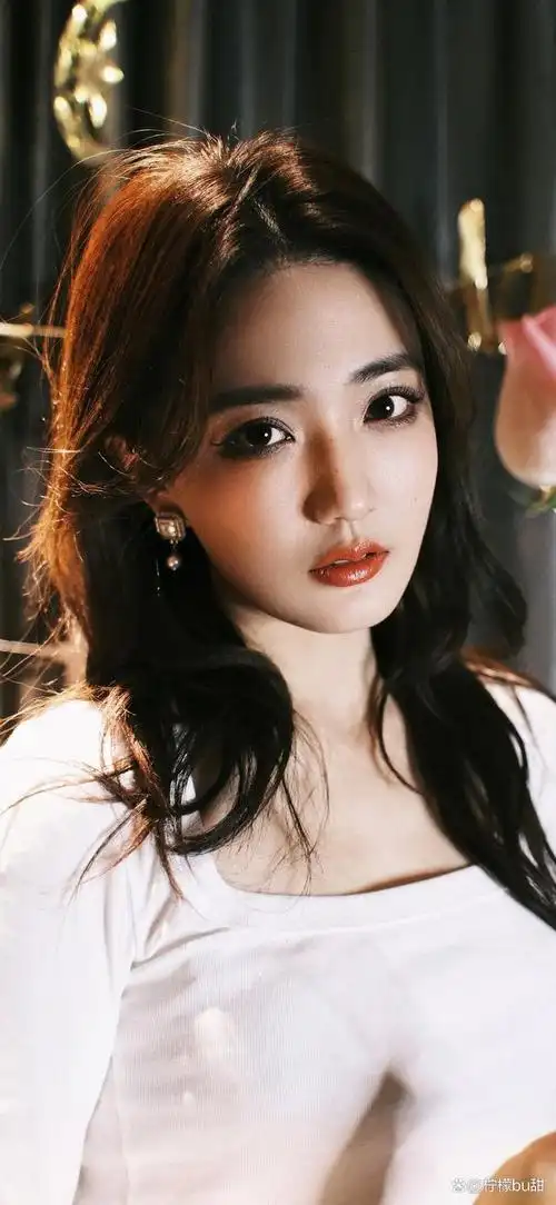 徐璐,中国大陆女演员,出生于1994年.