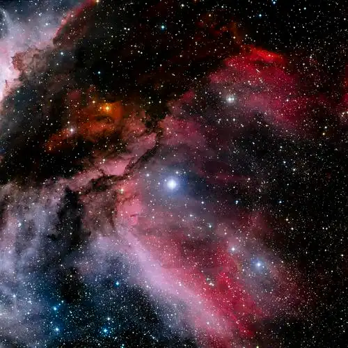 黑色背景下美丽的恒星星云图片