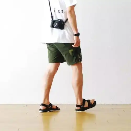 首先来说说常见的凉鞋搭配短裤